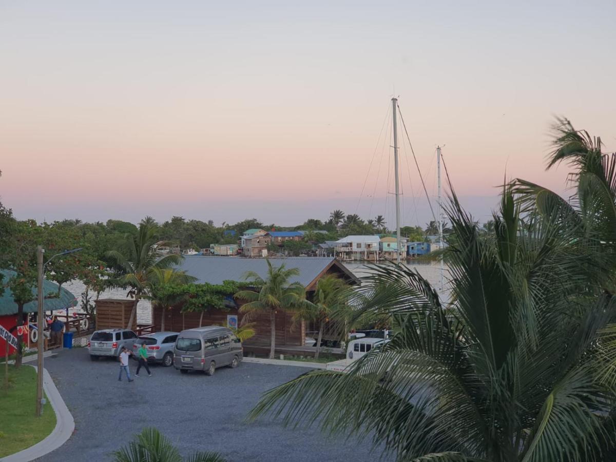 Hotel And Dive Center Roatan Yacht Club French Harbour エクステリア 写真
